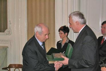 Dr. Pomozi István átveszi a díjat