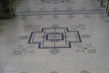A kupolaterek és folyosók újragyártott márvány-mozaik padlóburkolata