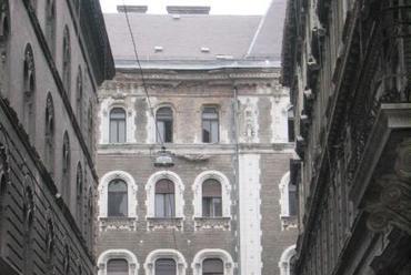 március 17. - a Vasvári Pál utca másik vége, szálloda lesz az egykori Dreschler-palotából