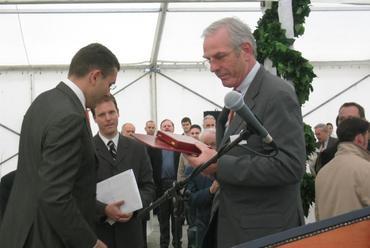 Dr. Eckart John von Freyend átveszi a díjat