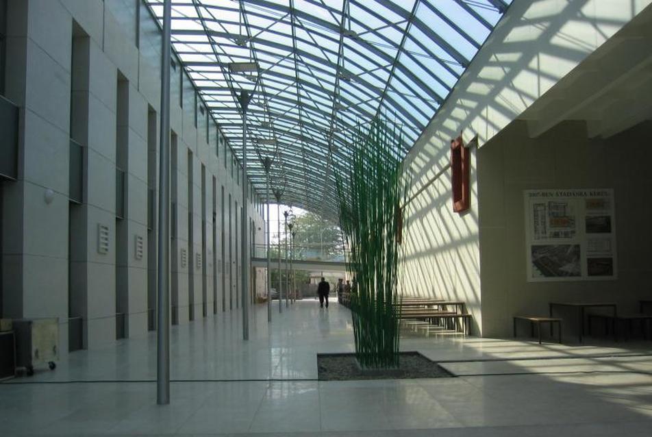 Folyosó a pályázatnyertes képzőművészeti alkotással, Pataki Mátyás és Weichinger Miklós Üvegház című művének részlete