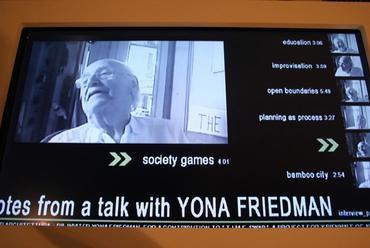 Yona Friedman egy olasz kiállítás videóvetítésén