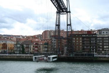 A magas híd alatt tengerjáró hajók is elférnek