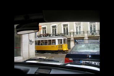 lisszaboni utcán Trabanttal
