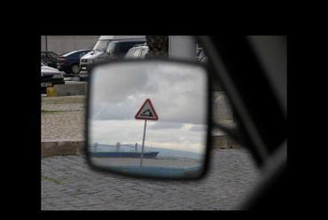 a lisszaboni kikötő Trabant visszapillantó tükörből nézve