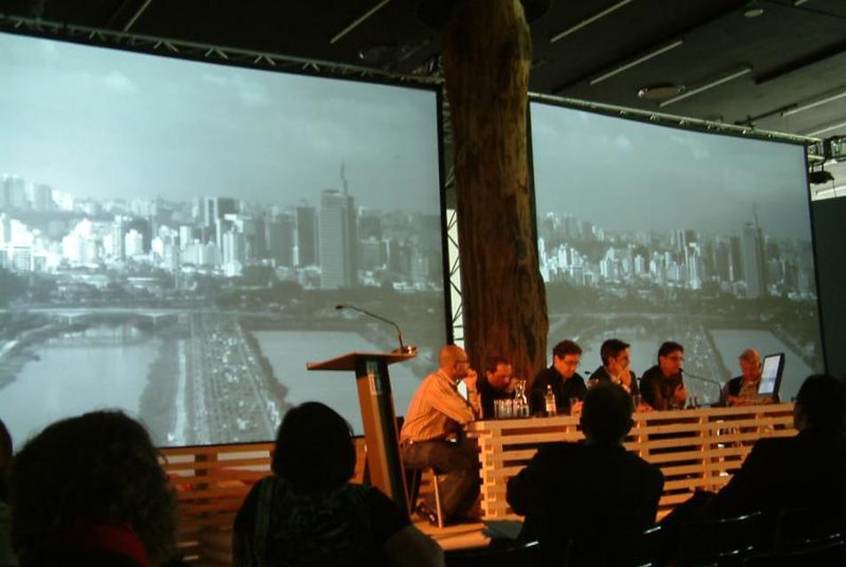 Fernando de Mello Franco bemutatja a nyertes  brazil projektet az Informal Cities szekciójában