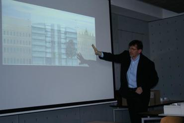 Skardelli György bemutatja a a Baross tér 7-8. szám alatti Galéria irodaház tervét a tervtanácsnak, archív fotó 2007-ből