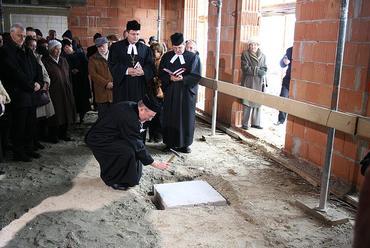 Donáth László kalapácsütéssel erősíti meg a fészek lezárását