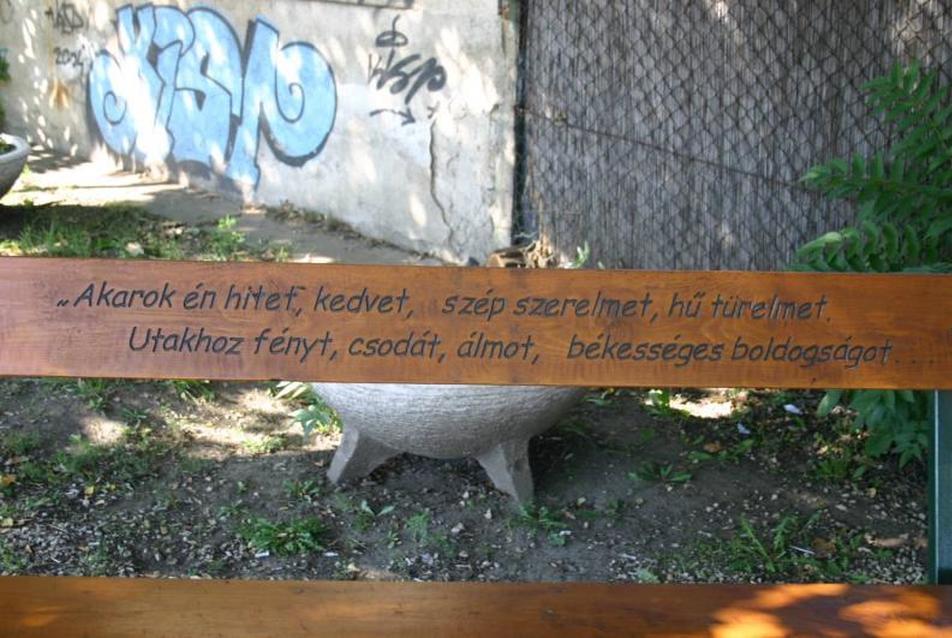 Göd, Beszélő padok