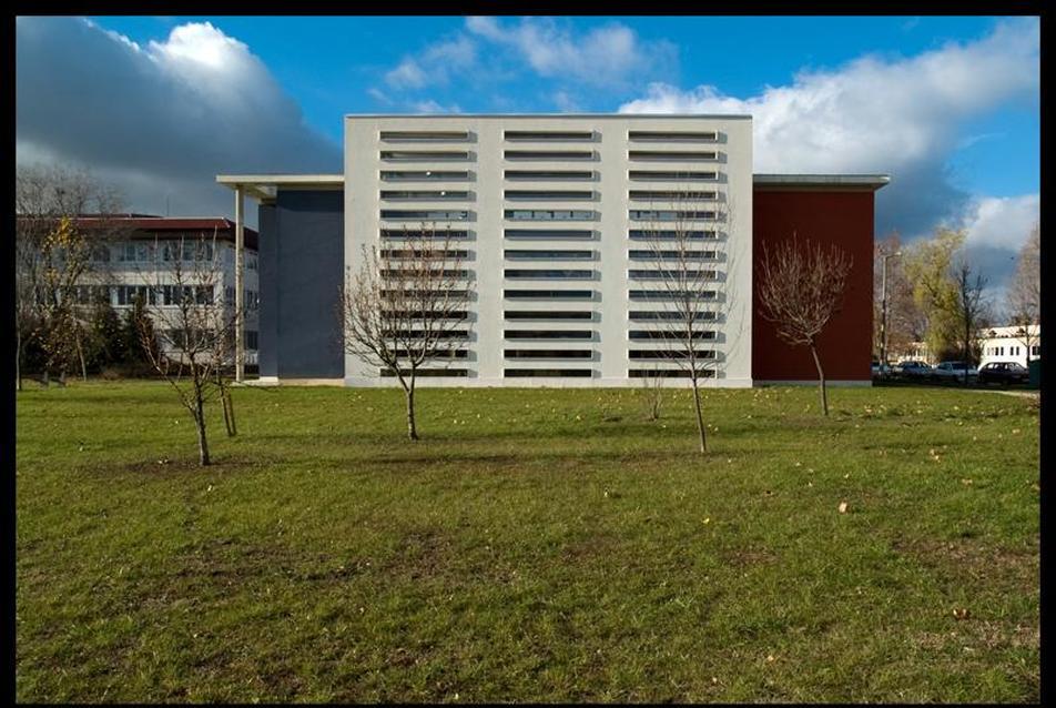 Föld és levegő – A Tessedik Sámuel Főiskola Gazdasági Főiskolai Karának új épülete