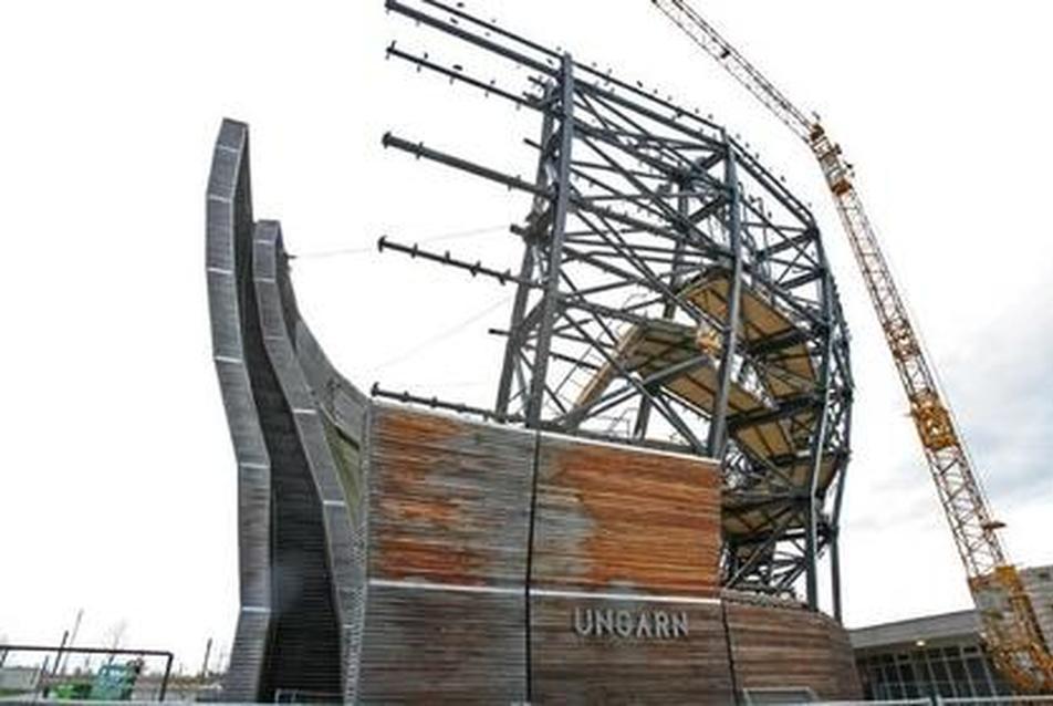 Bontják a magyar pavilont a hannoveri EXPO 2000 területén
