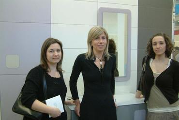 középen Silvia Stanzani designer, kollégáival a Bolognai Vásárvárosban, a SAIE SPRING kiállításon