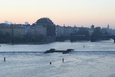 A Nemzeti Színház a Morva (Vltava) felől; fotó: vm