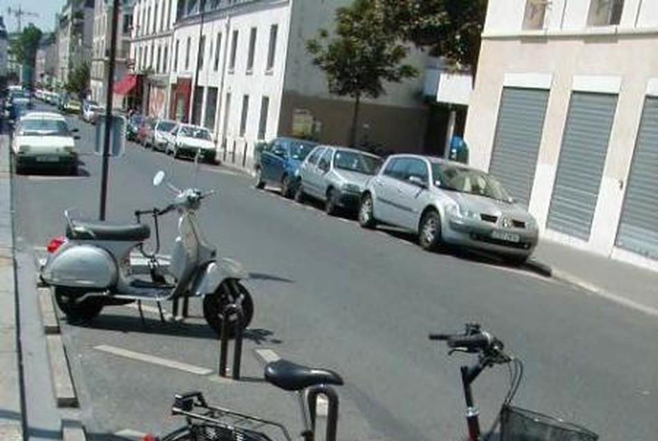 a kétkerekűek parkolására szolgáló különféle alkalmatosságok Párizs utcáin