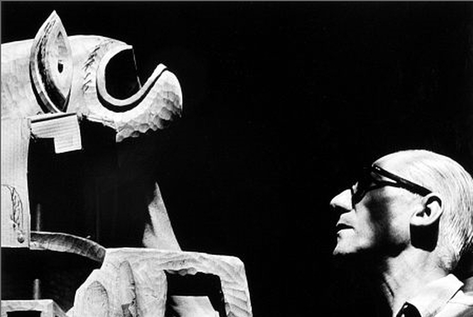  Lucien Hervé: Le Corbusier a Totem című szobra előtt