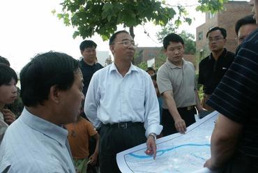 Sun Shanwu, a város pártbizottságának főtitkára, a városfejlesztés fő motorja