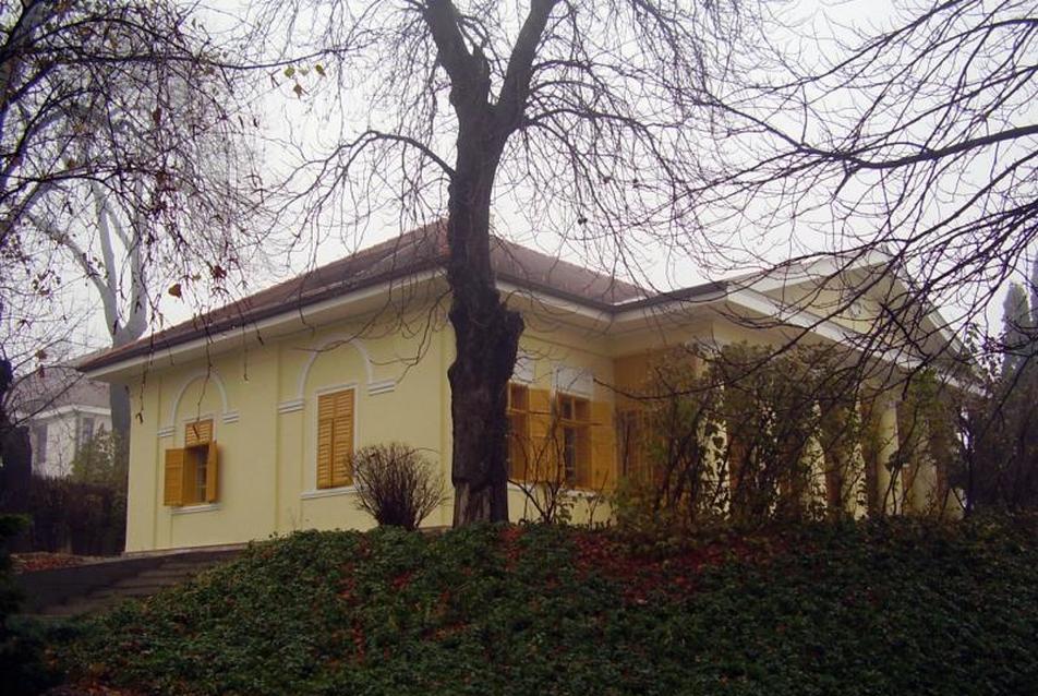 Óra-Villa — Egy klasszicista műemléképület revitalizációja, kerti nézet