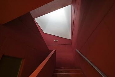 piros lépcső, fotó: Bujnovszky Tamás