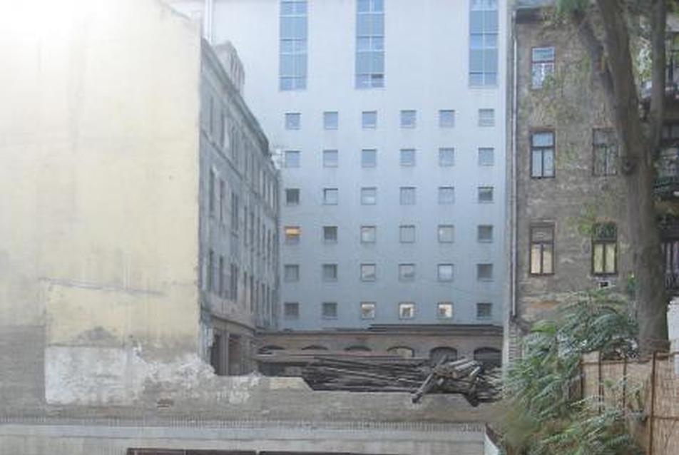 A Holló utca épület rámpája, háttérben a Gozsdu Udvar „B” udvara