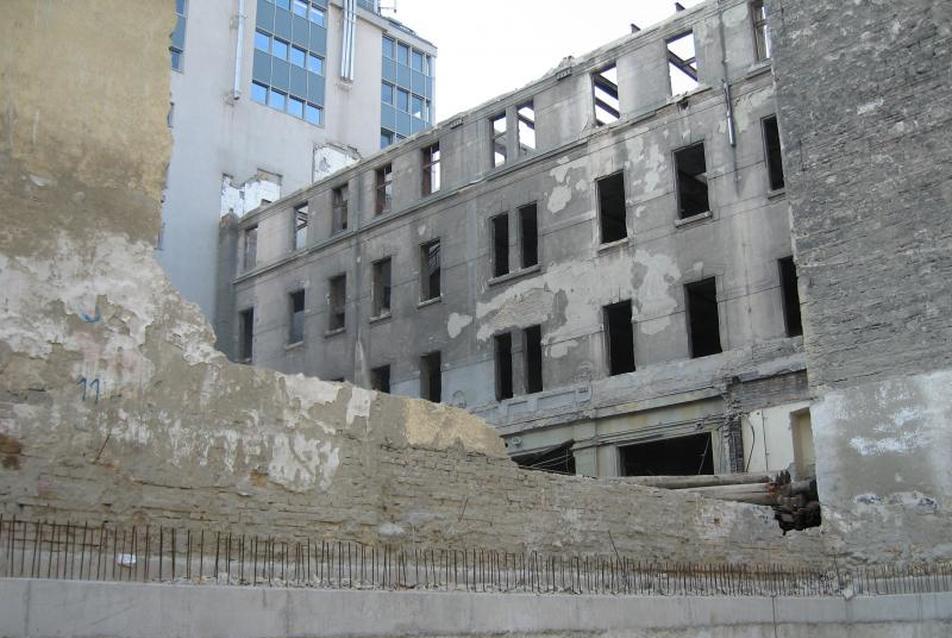 A Gozsdu Udvar egyik épülete szerkezetileg lecsupaszítva