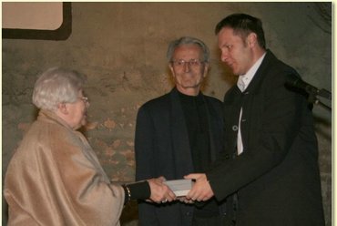 Klobusovszki Péter átveszi a díjat Baló Borbálától és Mónus Jánostól
