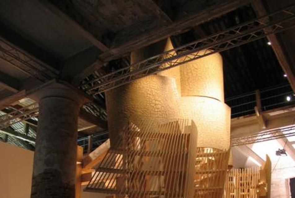 Frank O. Gehry agyag épületváza