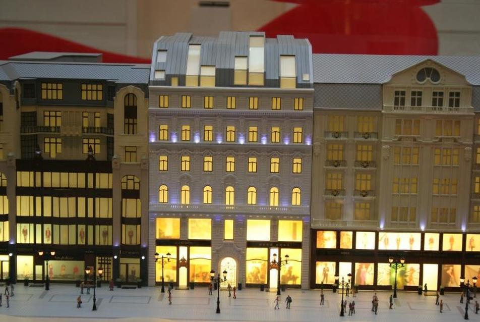 Az atriumban kiállított Deák Palota makett, fotó: Vargha Mihály
