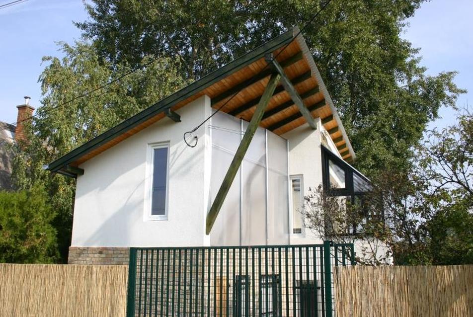 Üdülőépület passzív napház lakóépületté átalakítása, Ráckeve (utca felőli homlokzat)