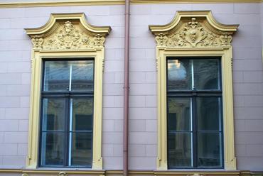 a Károlyi-Csekonics rezidencia ablakai