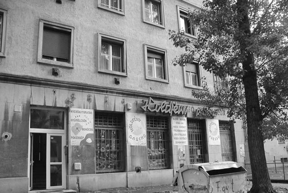 Pécs-Kelet: a Corvin utca a 19. század végi zártsorú beépítés hangulatát idézi