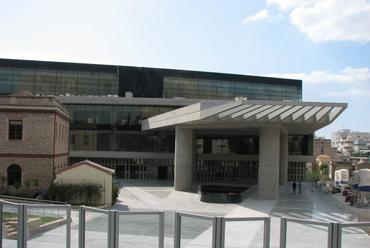A múzeum főbejárata az ék alakú terasszal