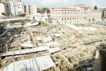 Ókori településmaradványok feltárása az építkezés előtt, háttérben a Weiler Building