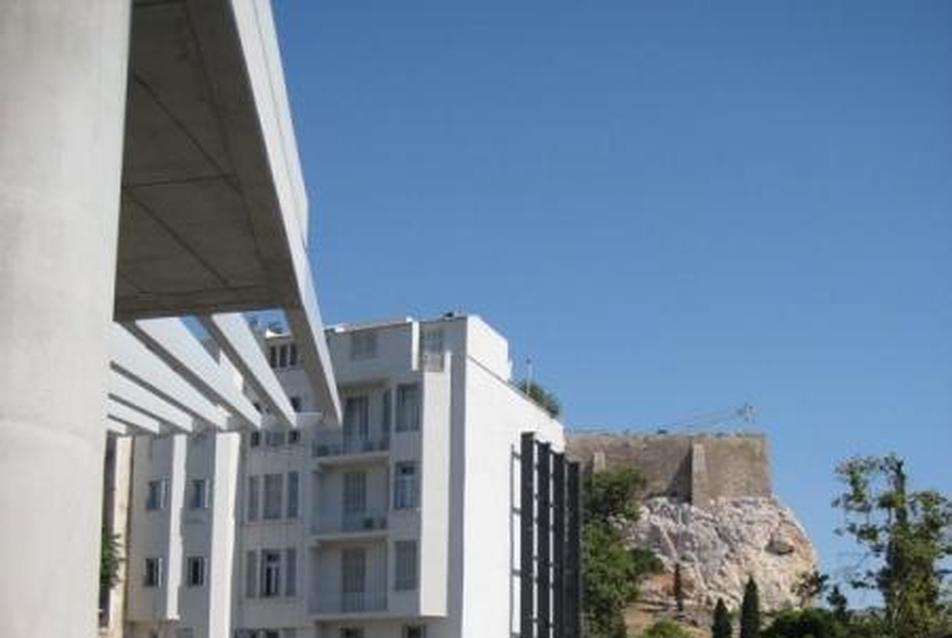 Az Areopagitou 17. hátsó frontja, jobbra az Akropolisz sarka