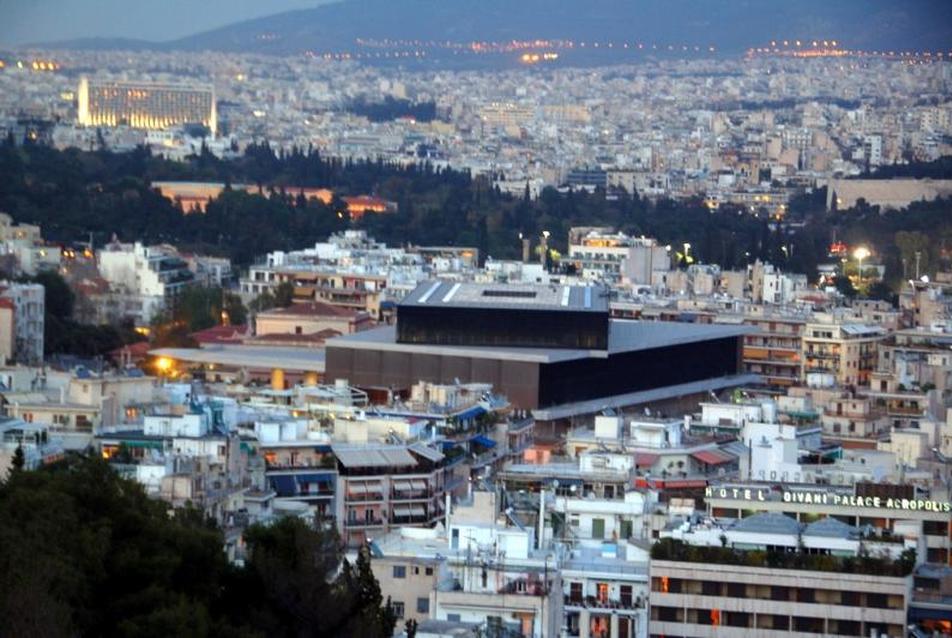 Az új múzeum Athén sűrű városi szövetében (kilátás a Philopapposról)