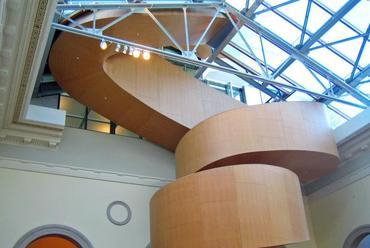 Spirállépcső a belső térben, Frank O. Gehry