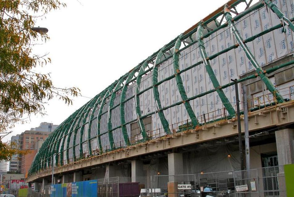 Az oldalhomlokzati galéria építés közben, Frank O. Gehry