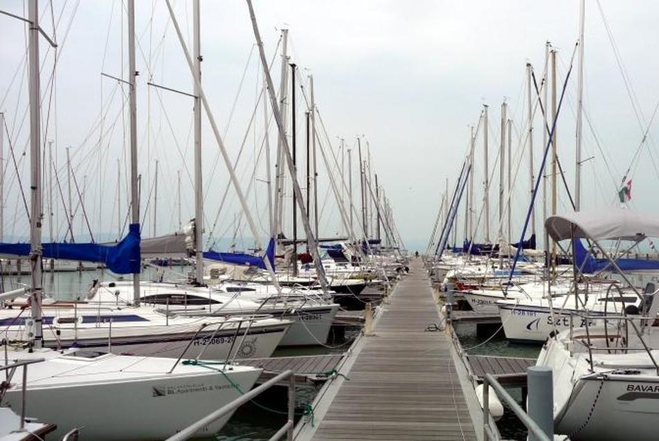 A Balatonlellei Yacht Club, fotó zsa