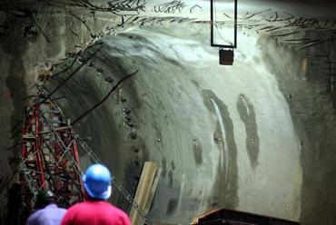 4-es metró fúrópajzsának Fővám téri áttörése