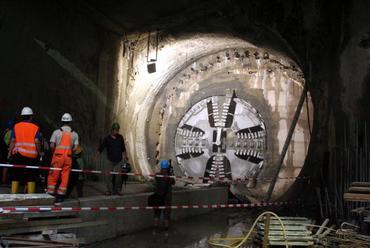 4-es metró fúrópajzsának Fővám téri áttörése