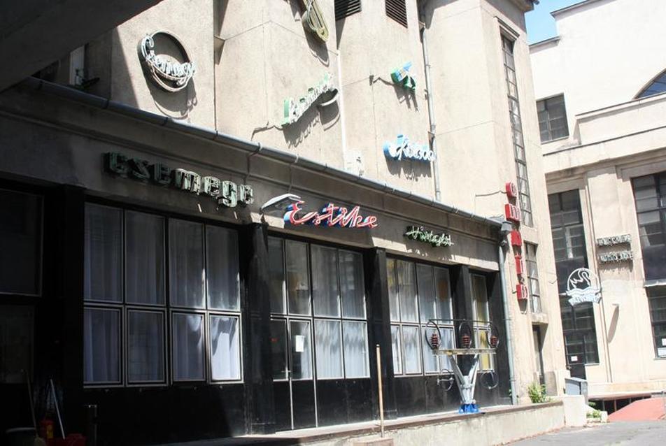 Megmentett neonok a múzeum udvarán