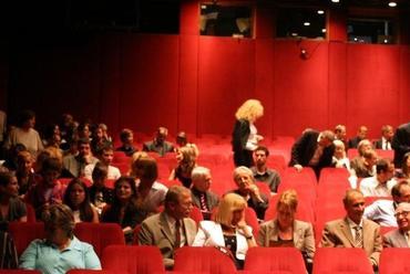 Ünneplő közönség a Katona József Színházban
