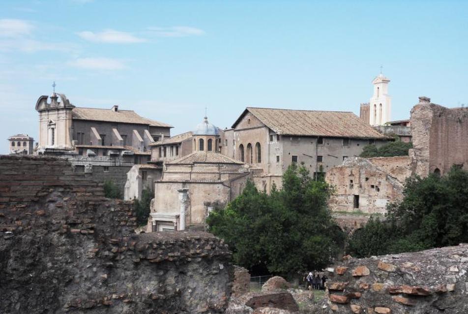 A Forum a Romulus-, SS Cosma e Damiano- és S Lorenzo in Miranda-templommal