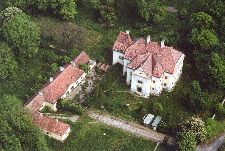 A kastély madártávlatból 2000-ben