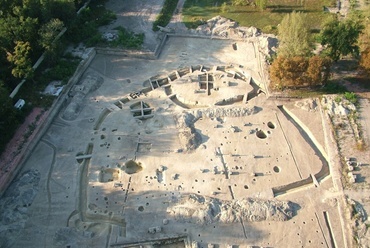 Légifotó a középkori birtokközpontról