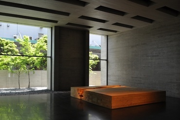 Mokuzai Kaikan, Tokió - előcsarnok. Építészet: Tomohiko Yamanashi, Nikken Sekkei - fotó: Várhelyi Judit