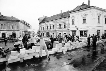 1998 ősz, a Pécs kortárs építészetét bemutató kiállítás sorozat egyik eseménye: Faltenyészet c. happening
