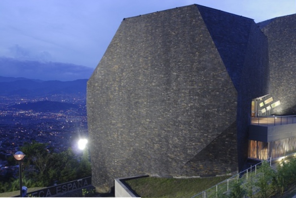 Kősziklák a város felett – közkönyvtár Kolumbiában