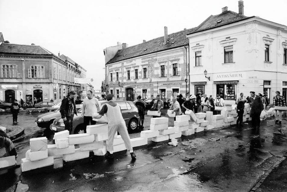 1998 ősz, a Pécs kortárs építészetét bemutató kiállítás sorozat egyik eseménye: Faltenyészet c. happening