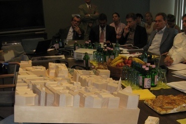 2010. június 30-i tervtanácson a Belváros Új Városközpont tervei, fotó. Zöldi Anna
