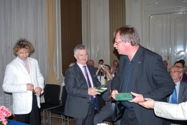 2010. július 8. Csonka Pál emlékérem átadása, MÉSZ - Kálmán Ernő átadja a díjat Gonda Ferencnek és Zoboki Gábornak
